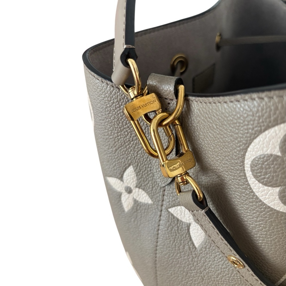 Louis Vuitton Monogram Giant Neonoe - Picture 6 of 9